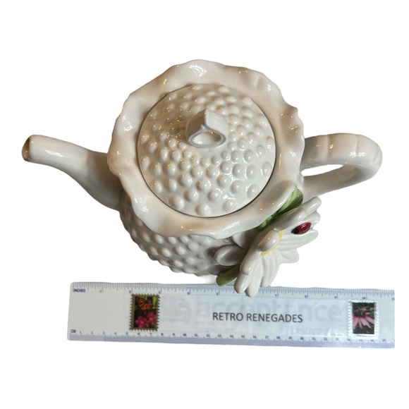 Tea Pot Vintage White Hobnail Daisy Ceramic w/ Lid Ladybug Decorative 3D Floral - Picture 3 of 9